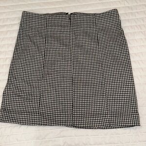 Jolt houndstooth pattern mini skirt, zipper, stretchy extra small.